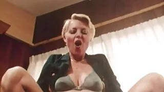 شرارتی امریکہ سے سیکسی کاگنی لن کارٹر کے ساتھ ہینڈ جاب کا منظر