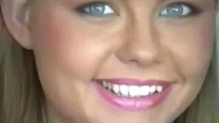 جولس جارڈن سے گرم کیلسی منرو کے ساتھ لمبے بالوں کا منظر