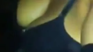جعلی ٹیکسی سے گرم لز رینبو کے ساتھ کندھوں پر ٹانگوں کا منظر