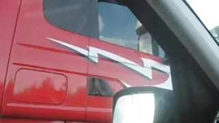 بریزرز سے گرم کارلی گرے اور ویلنٹینا نیپی کے ساتھ ہینڈ جاب کا منظر